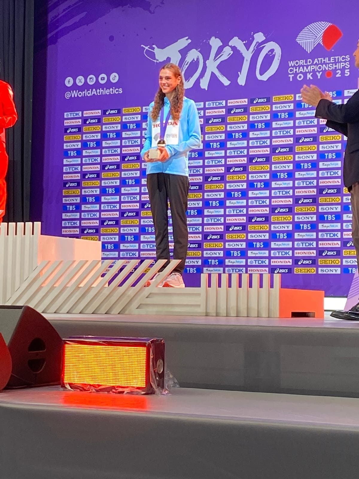 Julia on podium